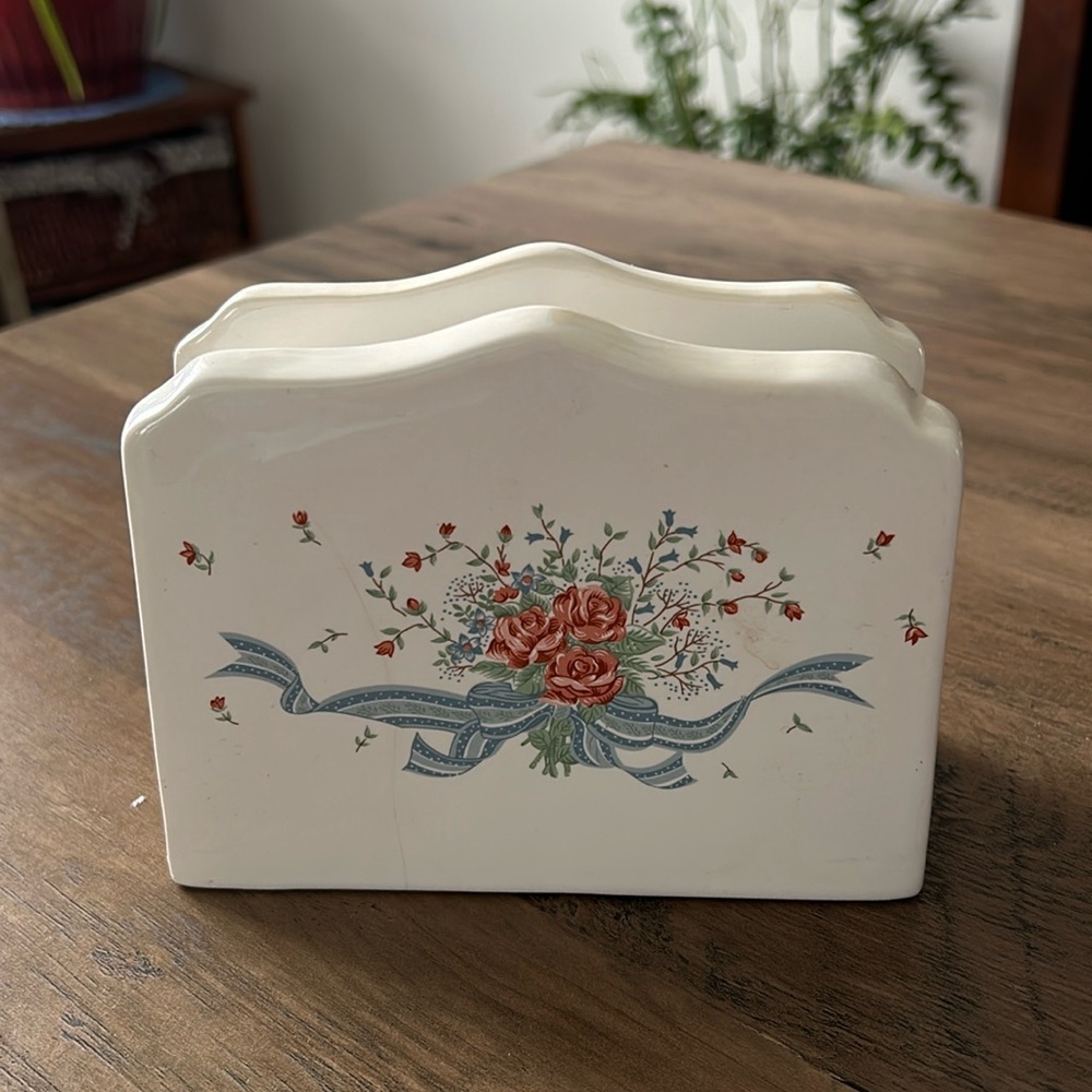 🔥🔥Vintage Rose Floral Napkin Holder.